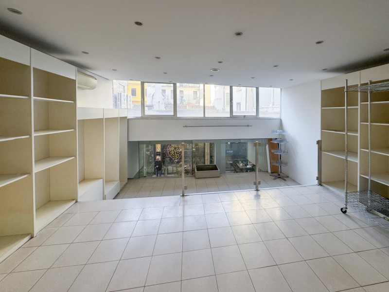 CENTRO STORICO - INTERNO CORSO PALLADIO: NEGOZIO DI CIRCA 150 MQ SU DUE LIVELLI. EURO 329.000. CO...
