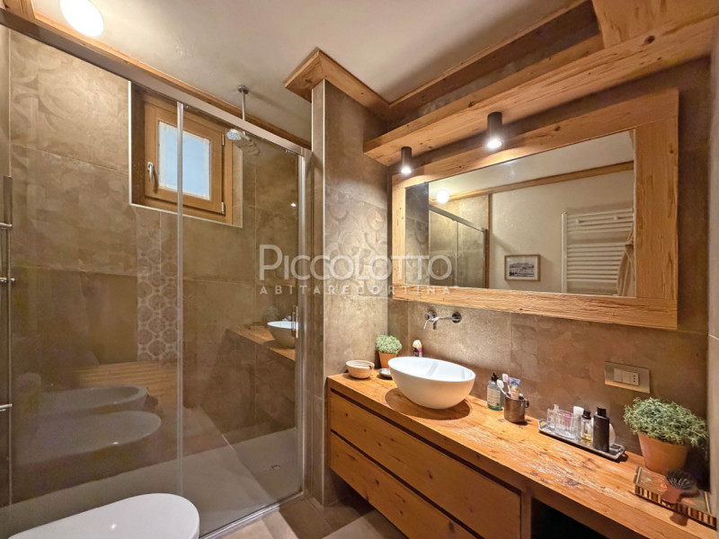 Rif. V4984 - Cortina d'Ampezzo, in privilegiata ubicazione panoramica adiacente agli impianti sci...