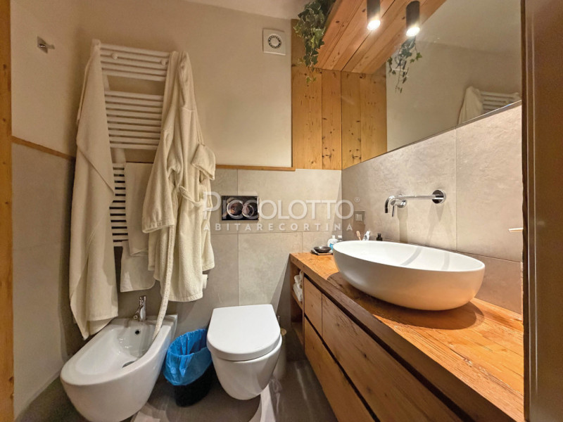 Rif. V4984 - Cortina d'Ampezzo, in privilegiata ubicazione panoramica adiacente agli impianti sci...