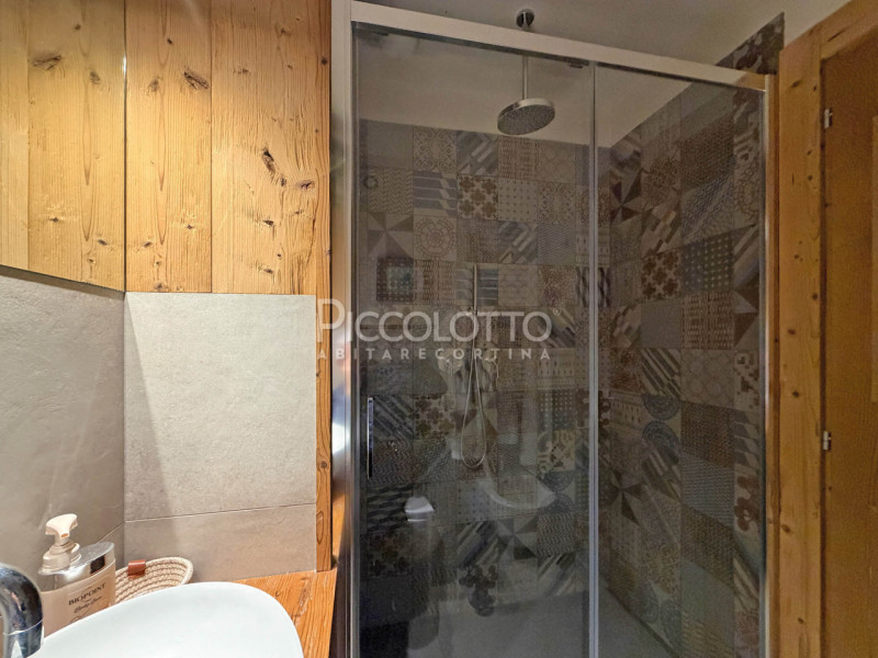 Rif. V4984 - Cortina d'Ampezzo, in privilegiata ubicazione panoramica adiacente agli impianti sci...