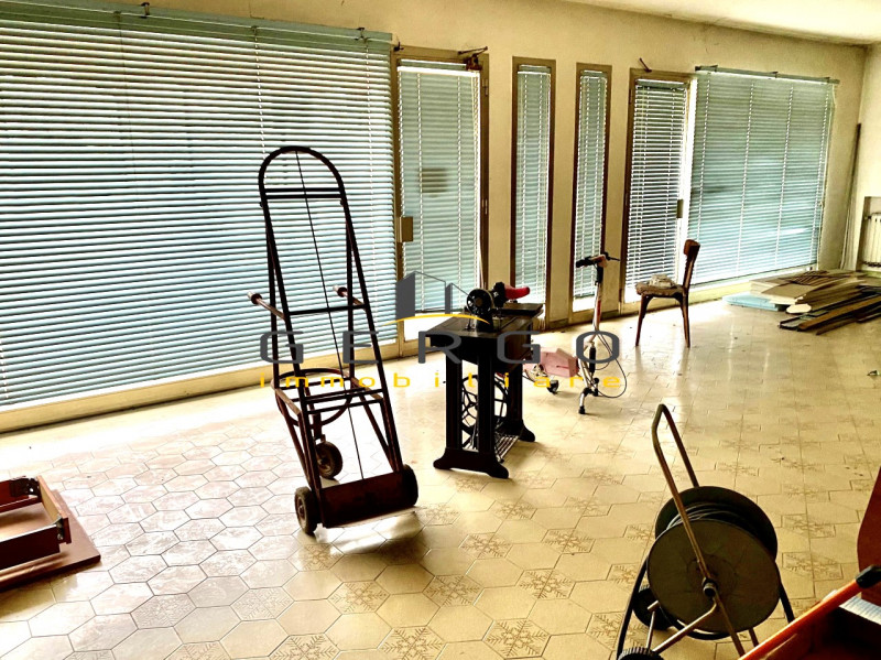 (Per INFO 3316190143 ) A Castelminio di Resana, in zona centrale, proponiamo abitazione del '76, ...