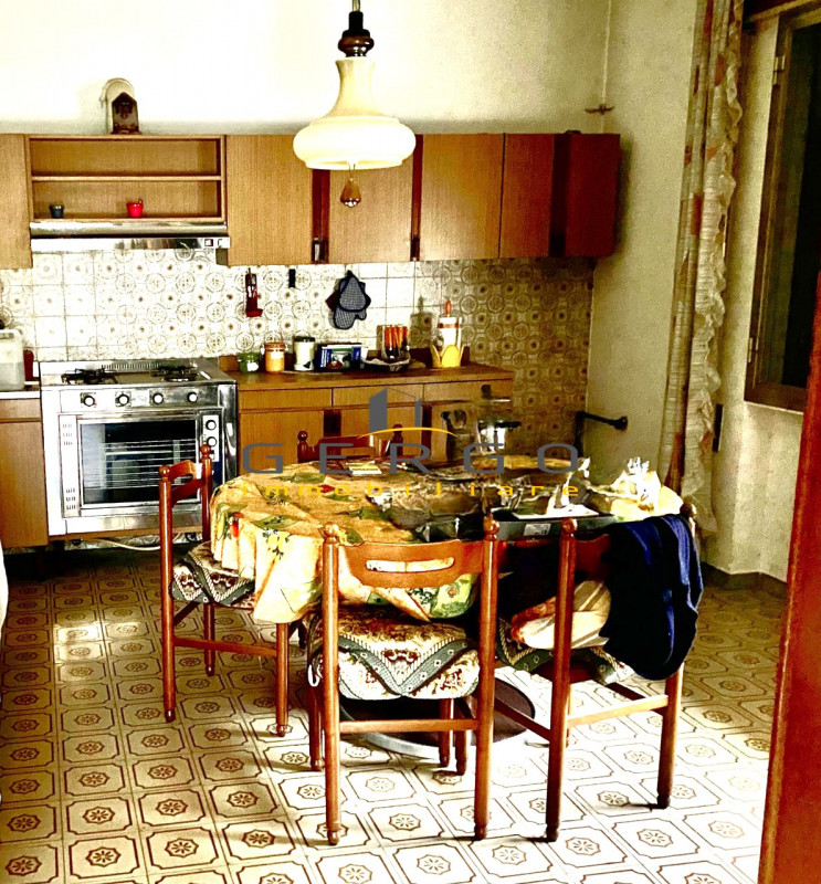 (Per INFO 3316190143 ) A Castelminio di Resana, in zona centrale, proponiamo abitazione del '76, ...