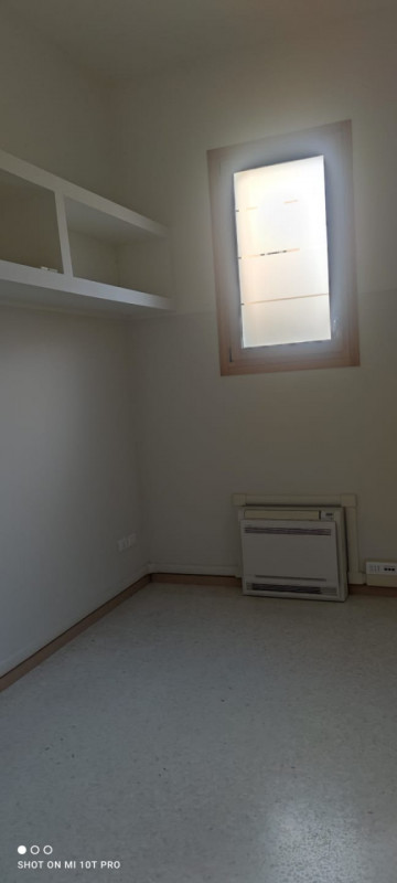 L'agenzia Iris propone in affitto negozio di circa 66 mq a due passi dal centro di Castelfranco V...