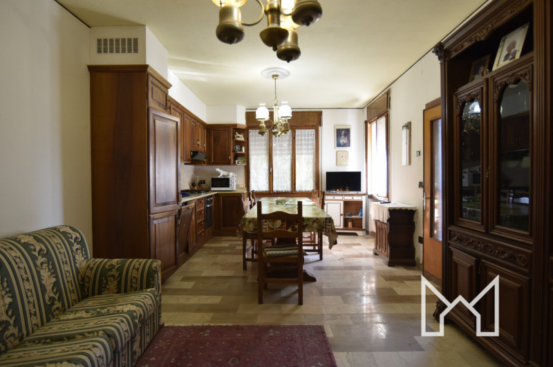 BORSO- In zona panoramica comoda a tutti i servizi, proponiamo abitazione centrale disposta su tr...