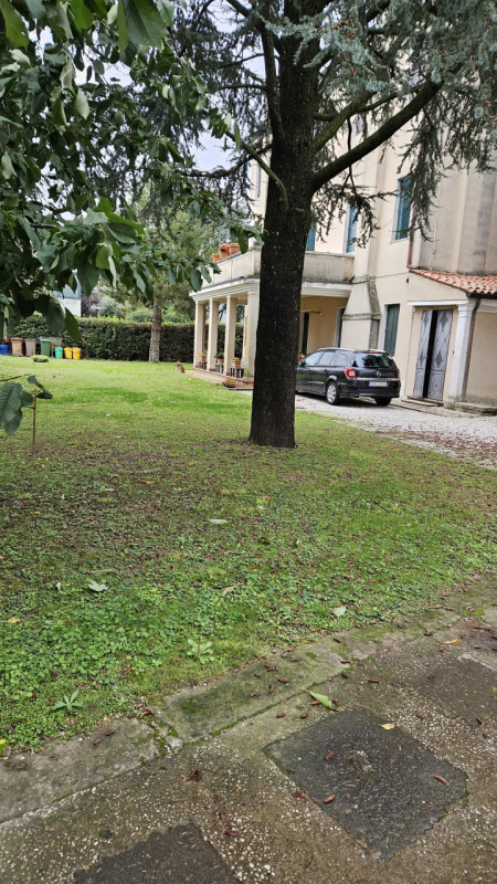 Nel cuore pulsante del centro storico di Este, a pochi passi dalla suggestiva Piazza Maggiore e i...