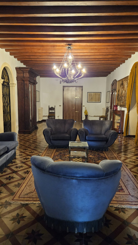 Nel cuore pulsante del centro storico di Este, a pochi passi dalla suggestiva Piazza Maggiore e i...