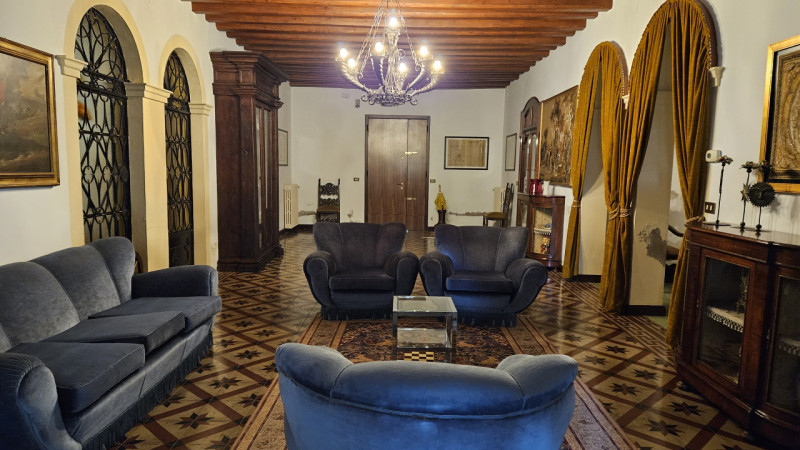 Nel cuore pulsante del centro storico di Este, a pochi passi dalla suggestiva Piazza Maggiore e i...