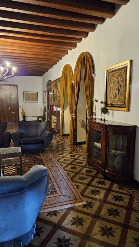 Nel cuore pulsante del centro storico di Este, a pochi passi dalla suggestiva Piazza Maggiore e i...