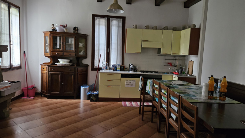 Nel cuore pulsante del centro storico di Este, a pochi passi dalla suggestiva Piazza Maggiore e i...