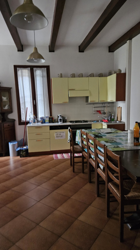 Nel cuore pulsante del centro storico di Este, a pochi passi dalla suggestiva Piazza Maggiore e i...