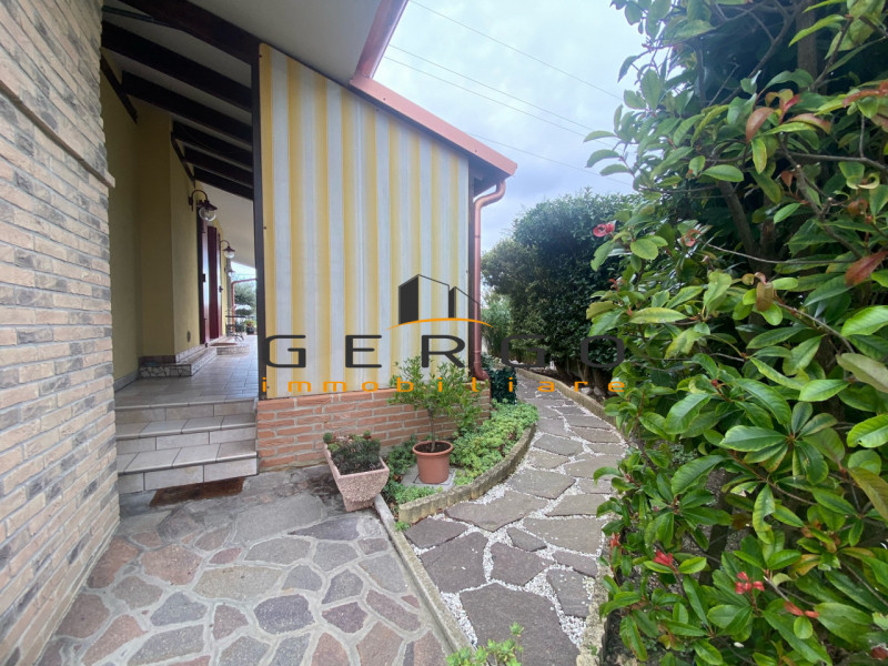 (Per INFO Mara 3481536890) Ad Eraclea, località Brian, proponiamo in vendita una splendida villet...