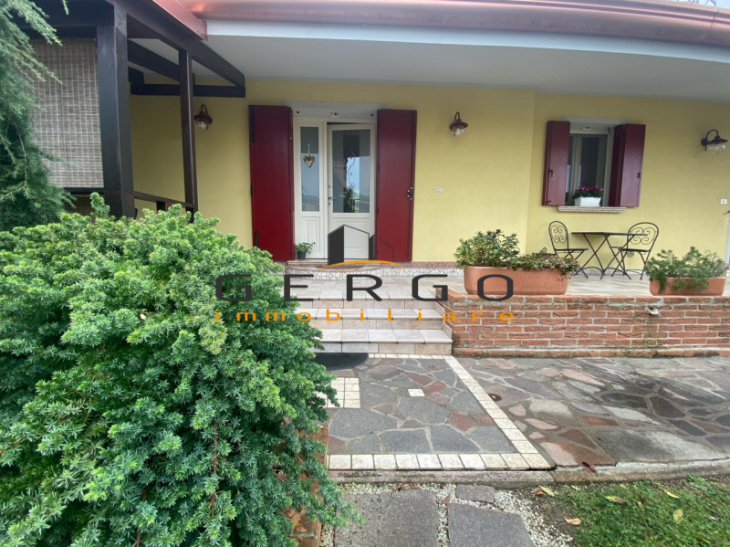 (Per INFO Mara 3481536890) Ad Eraclea, località Brian, proponiamo in vendita una splendida villet...