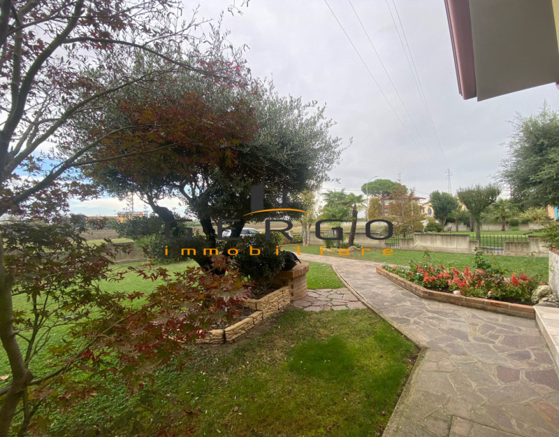 (Per INFO Mara 3481536890) Ad Eraclea, località Brian, proponiamo in vendita una splendida villet...