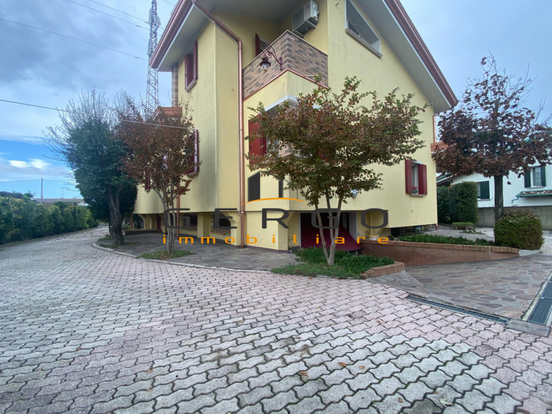 (Per INFO Mara 3481536890) Ad Eraclea, località Brian, proponiamo in vendita una splendida villet...