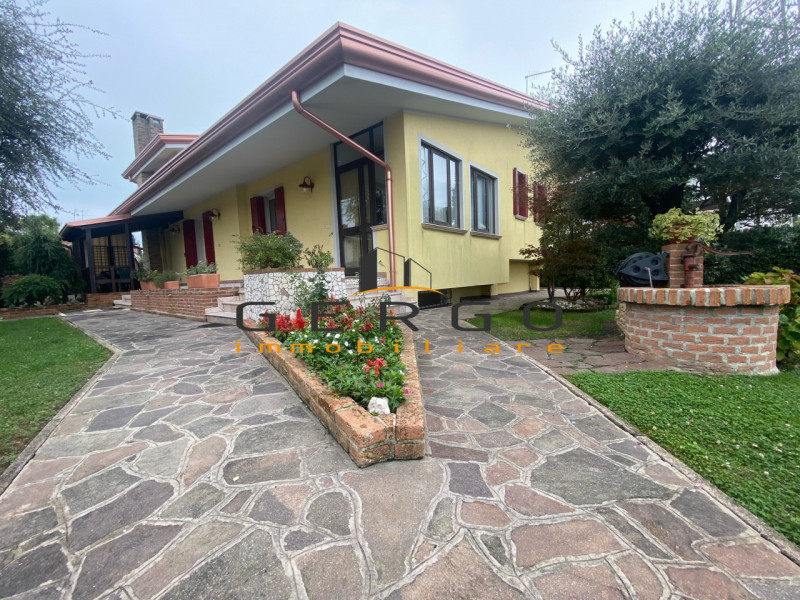 (Per INFO Mara 3481536890) Ad Eraclea, località Brian, proponiamo in vendita una splendida villet...