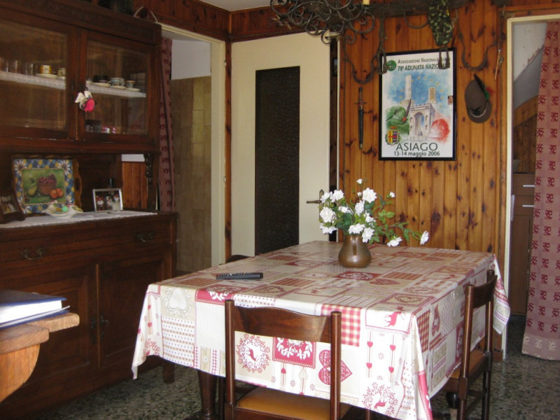 Sull'Altopiano di ASIAGO, in zona TRESCHE' CONCA di Roana, 
proponiamo una casa indipendente di c...