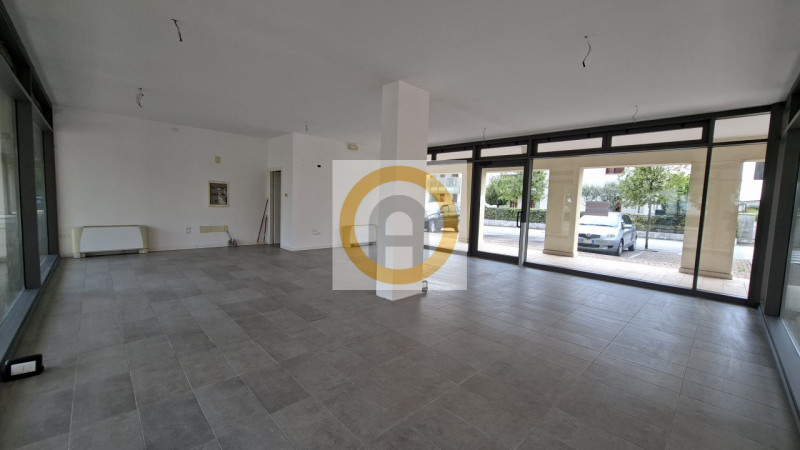 Situato nel Comune di Rosà, confinante con il Comune di Bassano a sud del Centro Commerciale Emis...