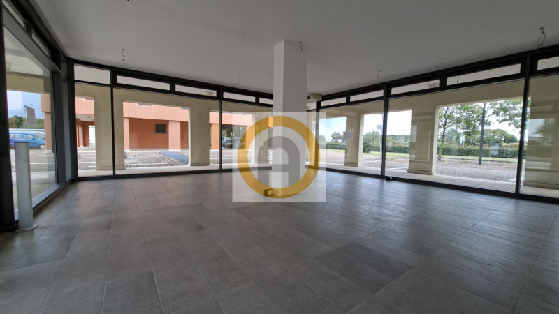 Situato nel Comune di Rosà, confinante con il Comune di Bassano a sud del Centro Commerciale Emis...