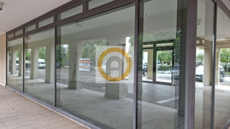 Situato nel Comune di Rosà, confinante con il Comune di Bassano a sud del Centro Commerciale Emis...