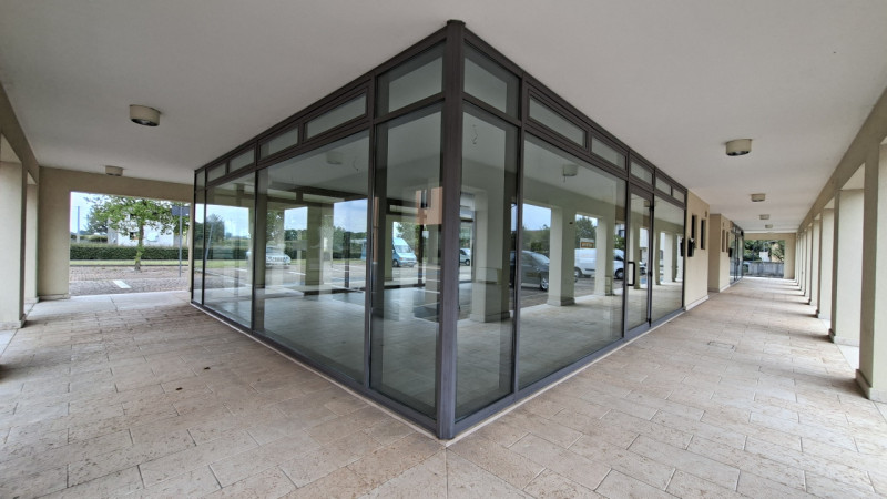 Situato nel Comune di Rosà, confinante con il Comune di Bassano a sud del Centro Commerciale Emis...