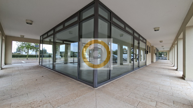 Situato nel Comune di Rosà, confinante con il Comune di Bassano a sud del Centro Commerciale Emis...