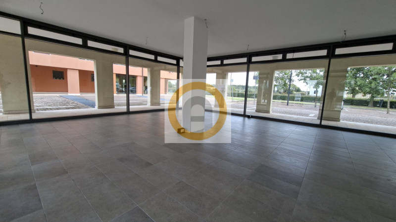 Situato nel Comune di Rosà, confinante con il Comune di Bassano a sud del Centro Commerciale Emis...