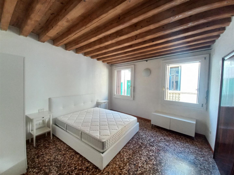 VICENZA- PIAZZA DEI SIGNORI: AMPIO MINI APPARTAMENTO COMPLETAMENTE ARREDATO - CONTRATTO TRANSITOR...