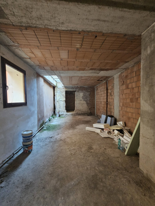 In locazione ampio negozio di circa 350 mq, attualmente allo stato grezzo ma con canna fumaria gi...