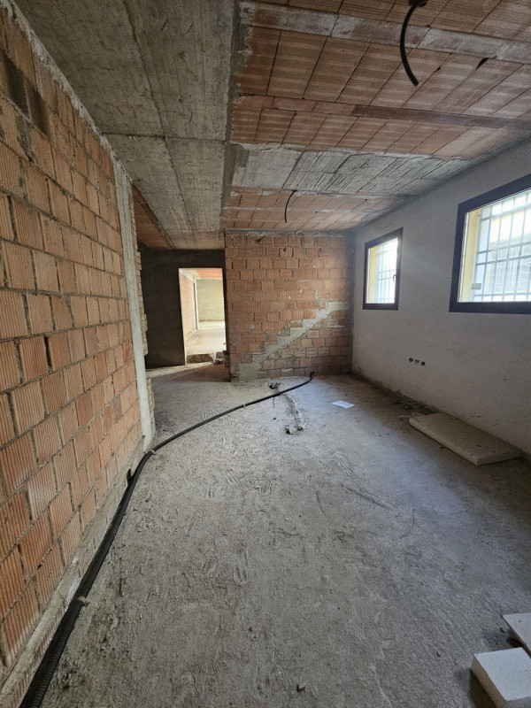 In locazione ampio negozio di circa 350 mq, attualmente allo stato grezzo ma con canna fumaria gi...