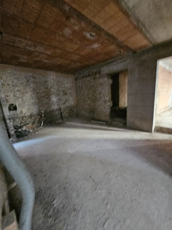 In locazione ampio negozio di circa 350 mq, attualmente allo stato grezzo ma con canna fumaria gi...