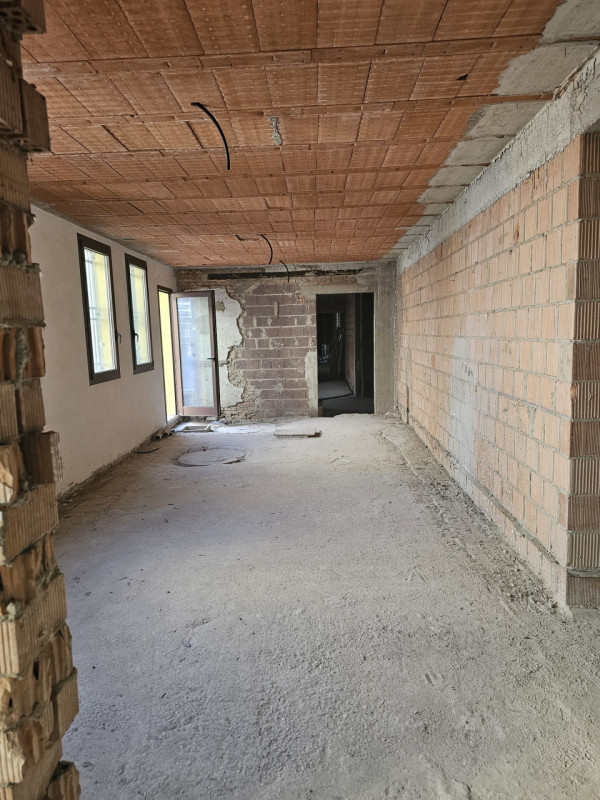 In locazione ampio negozio di circa 350 mq, attualmente allo stato grezzo ma con canna fumaria gi...