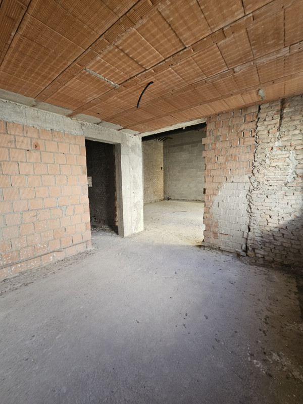 In locazione ampio negozio di circa 350 mq, attualmente allo stato grezzo ma con canna fumaria gi...