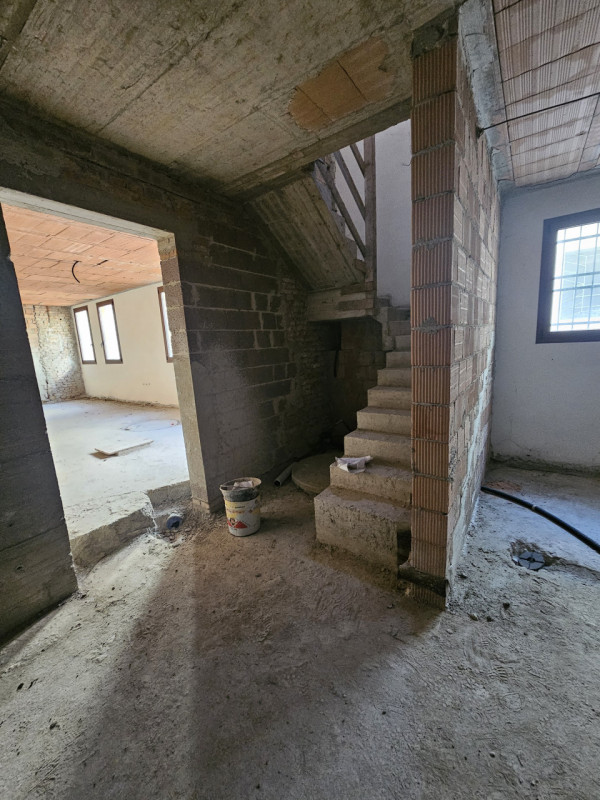 In locazione ampio negozio di circa 350 mq, attualmente allo stato grezzo ma con canna fumaria gi...