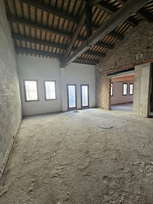 In locazione ampio negozio di circa 350 mq, attualmente allo stato grezzo ma con canna fumaria gi...