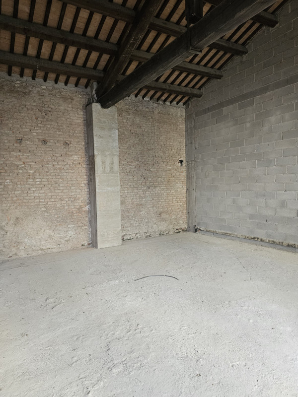 In locazione ampio negozio di circa 350 mq, attualmente allo stato grezzo ma con canna fumaria gi...