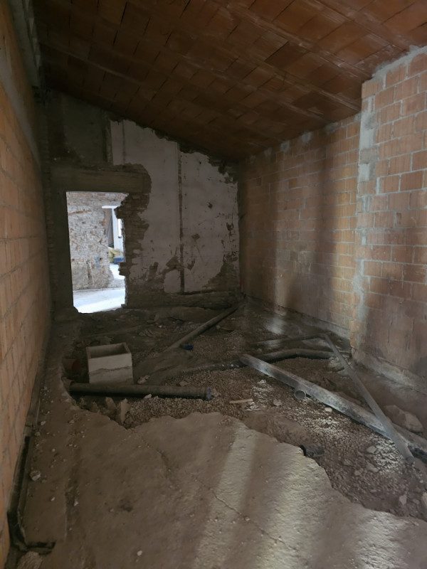 In locazione ampio negozio di circa 350 mq, attualmente allo stato grezzo ma con canna fumaria gi...