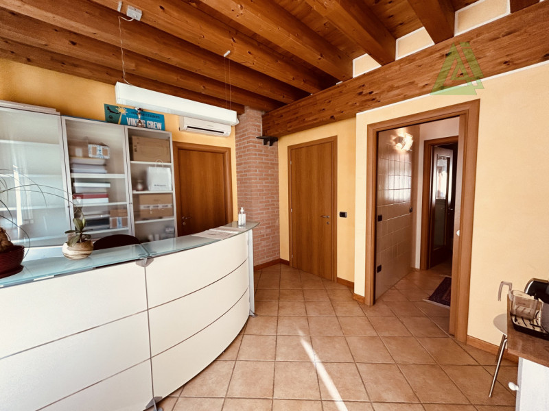 L'Agenzia IRIS di Castelfranco Veneto propone in affitto immobile già adibito a studio.

L'immobi...