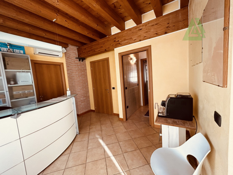 L'Agenzia IRIS di Castelfranco Veneto propone in affitto immobile già adibito a studio.

L'immobi...