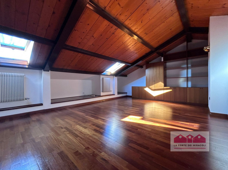 VICENZA: A POCHI MINUTI DA PIAZZA DEI SIGNORI, APPARTAMENTO CON 3 CAMERE DA LETTO E UN'AMPIA TERR...