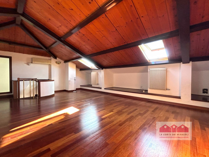 VICENZA: A POCHI MINUTI DA PIAZZA DEI SIGNORI, APPARTAMENTO CON 3 CAMERE DA LETTO E UN'AMPIA TERR...