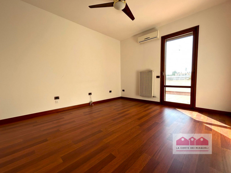 VICENZA: A POCHI MINUTI DA PIAZZA DEI SIGNORI, APPARTAMENTO CON 3 CAMERE DA LETTO E UN'AMPIA TERR...