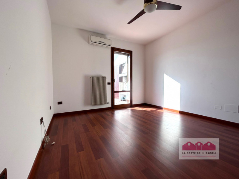 VICENZA: A POCHI MINUTI DA PIAZZA DEI SIGNORI, APPARTAMENTO CON 3 CAMERE DA LETTO E UN'AMPIA TERR...