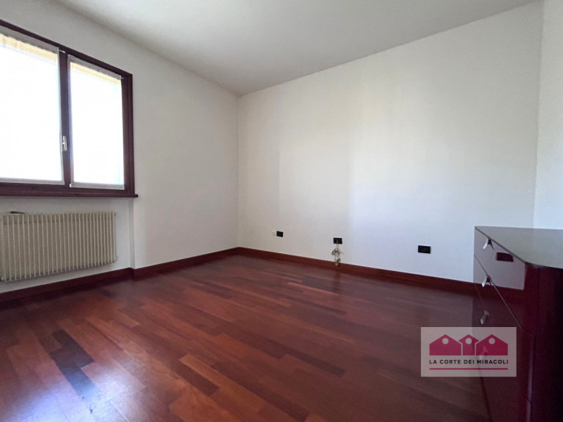 VICENZA: A POCHI MINUTI DA PIAZZA DEI SIGNORI, APPARTAMENTO CON 3 CAMERE DA LETTO E UN'AMPIA TERR...