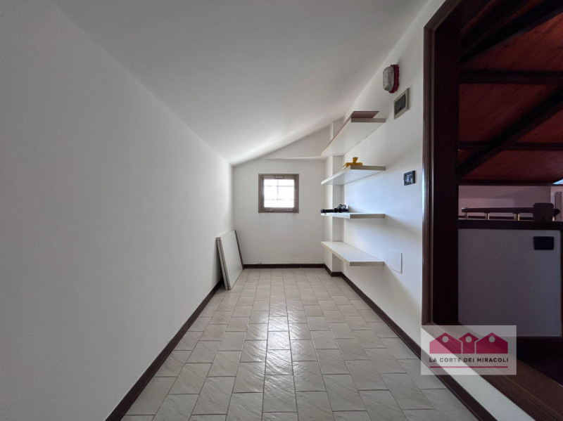 VICENZA: A POCHI MINUTI DA PIAZZA DEI SIGNORI, APPARTAMENTO CON 3 CAMERE DA LETTO E UN'AMPIA TERR...