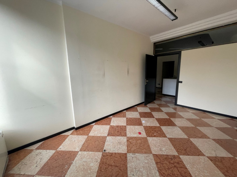 PALAZZO COMMERCIALE-DIREZIONALE A 3 MINUTI DA PIAZZA CASTELLO. EURO 270.000. CODICE 4411. TRATTAS...