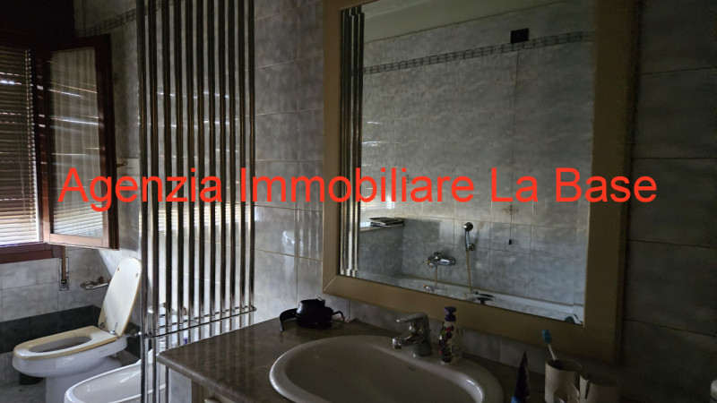 A circa 2,5 km dal centro di Este si trova questa spaziosa casa singola disposta su due piani fuo...