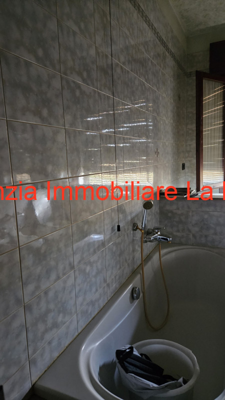 A circa 2,5 km dal centro di Este si trova questa spaziosa casa singola disposta su due piani fuo...