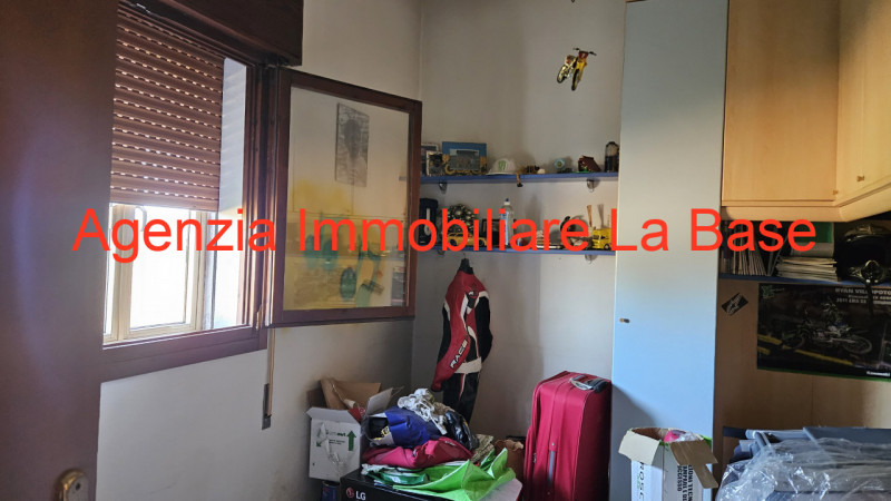 A circa 2,5 km dal centro di Este si trova questa spaziosa casa singola disposta su due piani fuo...