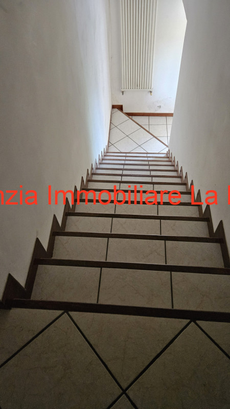 A circa 2,5 km dal centro di Este si trova questa spaziosa casa singola disposta su due piani fuo...