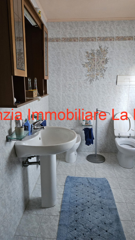 A circa 2,5 km dal centro di Este si trova questa spaziosa casa singola disposta su due piani fuo...